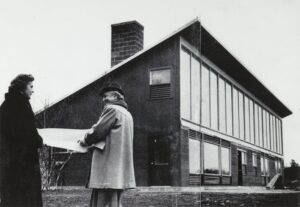 L'enginyera Telkes i l'arquitecta Raymond davant de la Dover Sun House el 1948